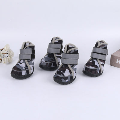 かわいいペット用犬の靴をオールシーズン履かせましょう