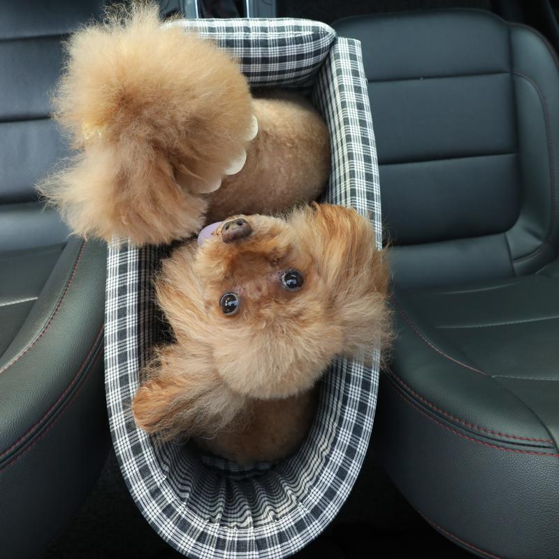 ポータブルペット犬用カーシート、中央制御、滑り止め、犬用キャリー、安全なカーアームレストボックスブースターケンネルベッド（小型犬猫用）