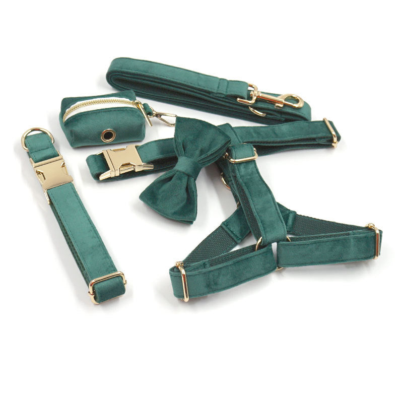 グリーンのベルベット製犬用首輪とリード